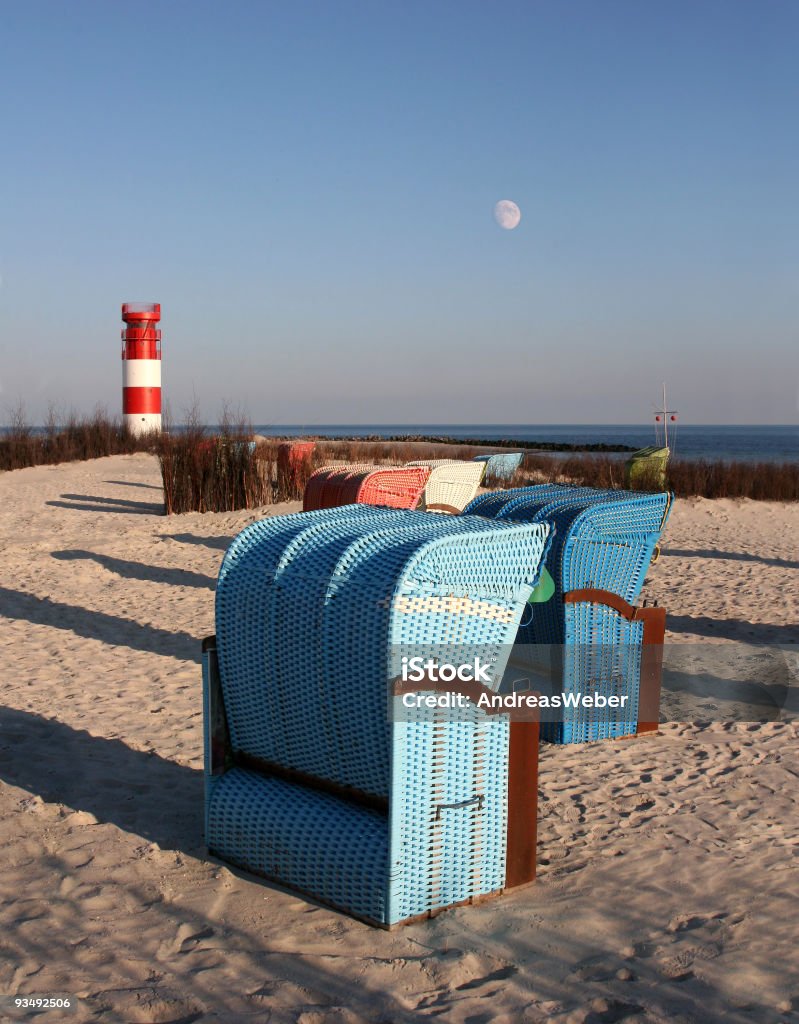 Leuchtturm und Strandkörbe auf Helgoland Düne - Foto stock royalty-free di Ambientazione esterna