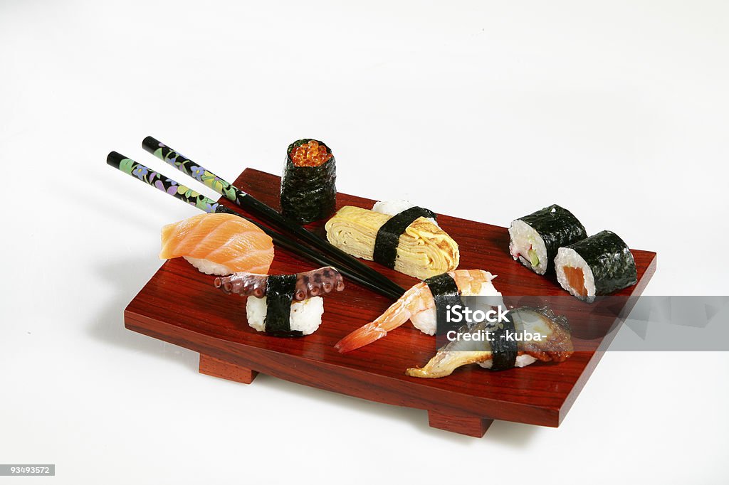 Półmisek sushi i pałeczki - Zbiór zdjęć royalty-free (Awokado)