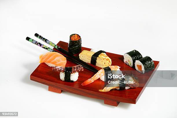 Półmisek Sushi I Pałeczki - zdjęcia stockowe i więcej obrazów Awokado - Awokado, Azja, Bez ludzi