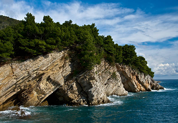côte méditerranéenne avec rock - vibrant color summer rock cliff photos et images de collection