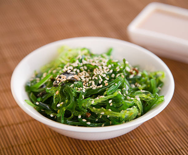 wakame las ensaladas de algas - wakame salad fotografías e imágenes de stock