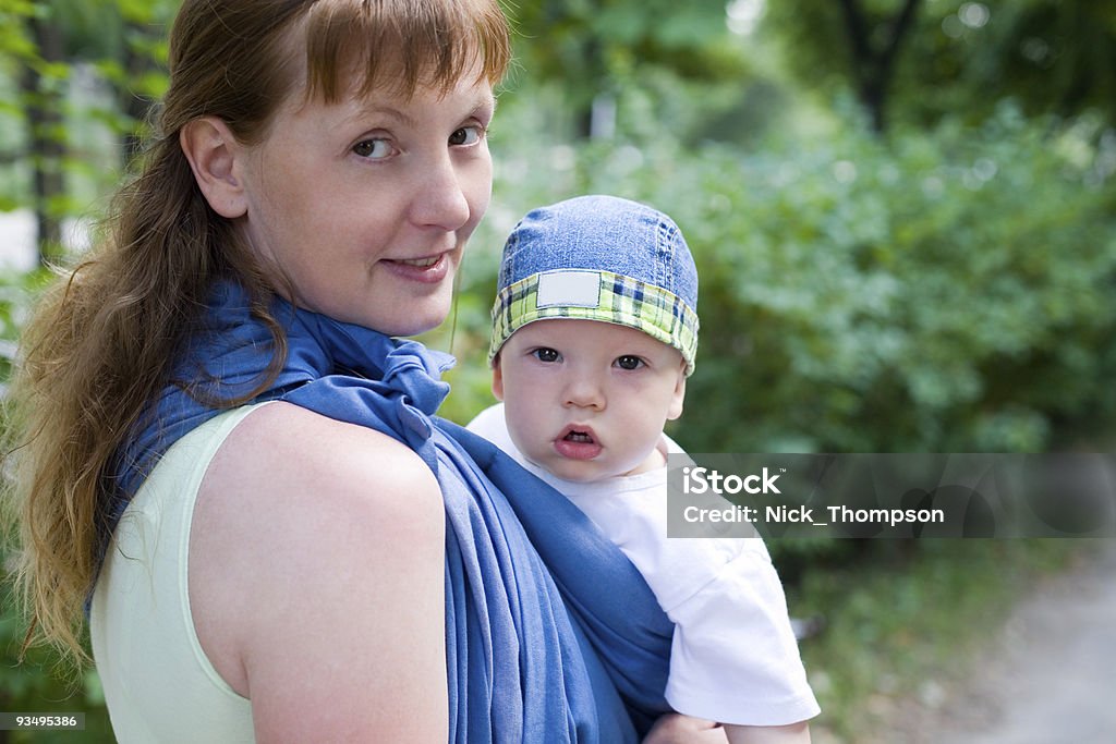 Madre llevar a bebé en cabestrillo - Foto de stock de 6-11 meses libre de derechos
