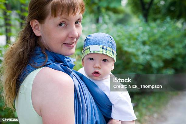 Madre Llevar A Bebé En Cabestrillo Foto de stock y más banco de imágenes de 6-11 meses - 6-11 meses, Abrazar, Adulto