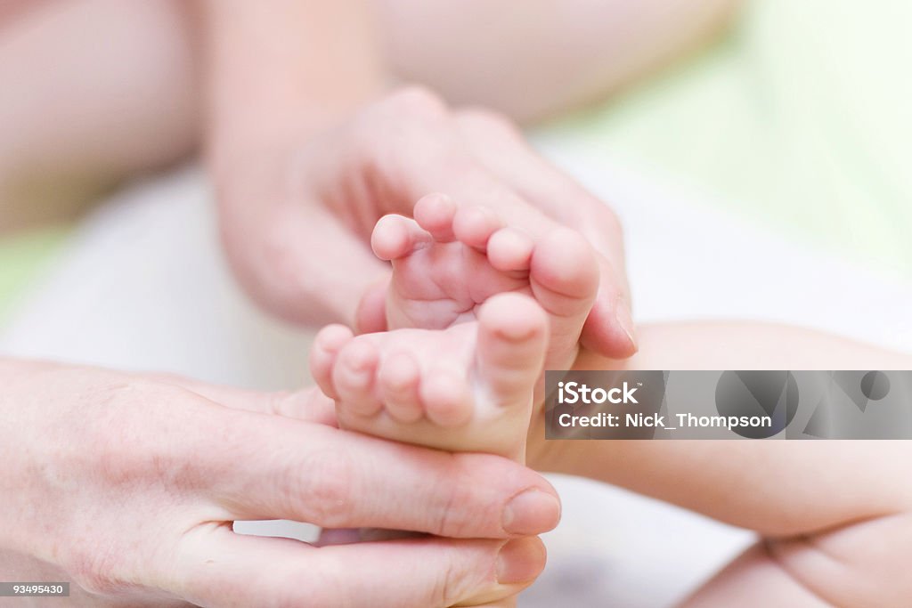 Mutter sanfte baby Bein in der hand halten - Lizenzfrei Alleinerzieherin Stock-Foto