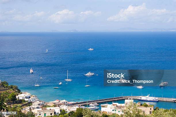 Italia Isola Di Capri - Fotografie stock e altre immagini di Ambientazione esterna - Ambientazione esterna, Baia, Barca a vela