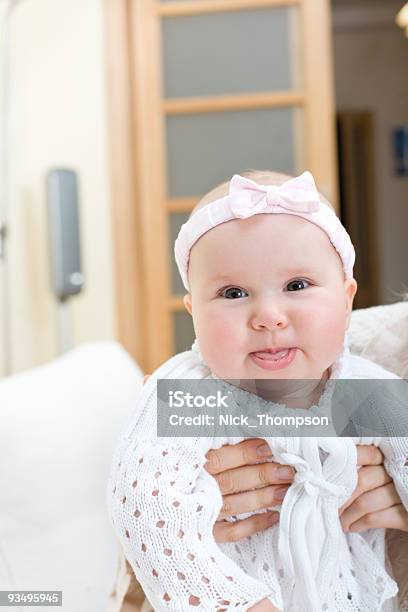 Organice Su Bebé Niña A Madre Foto de stock y más banco de imágenes de Adulto - Adulto, Agarrar, Alegre