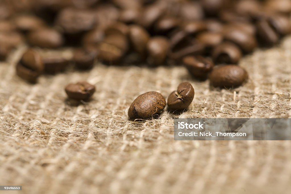 Świeżo Pieczone ziarna kawy na sackcloth - Zbiór zdjęć royalty-free (Afrykanin)