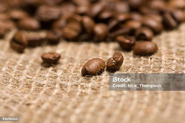 Świeżo Pieczone Ziarna Kawy Na Sackcloth - zdjęcia stockowe i więcej obrazów Afrykanin - Afrykanin, Bliskie zbliżenie, Brązowy