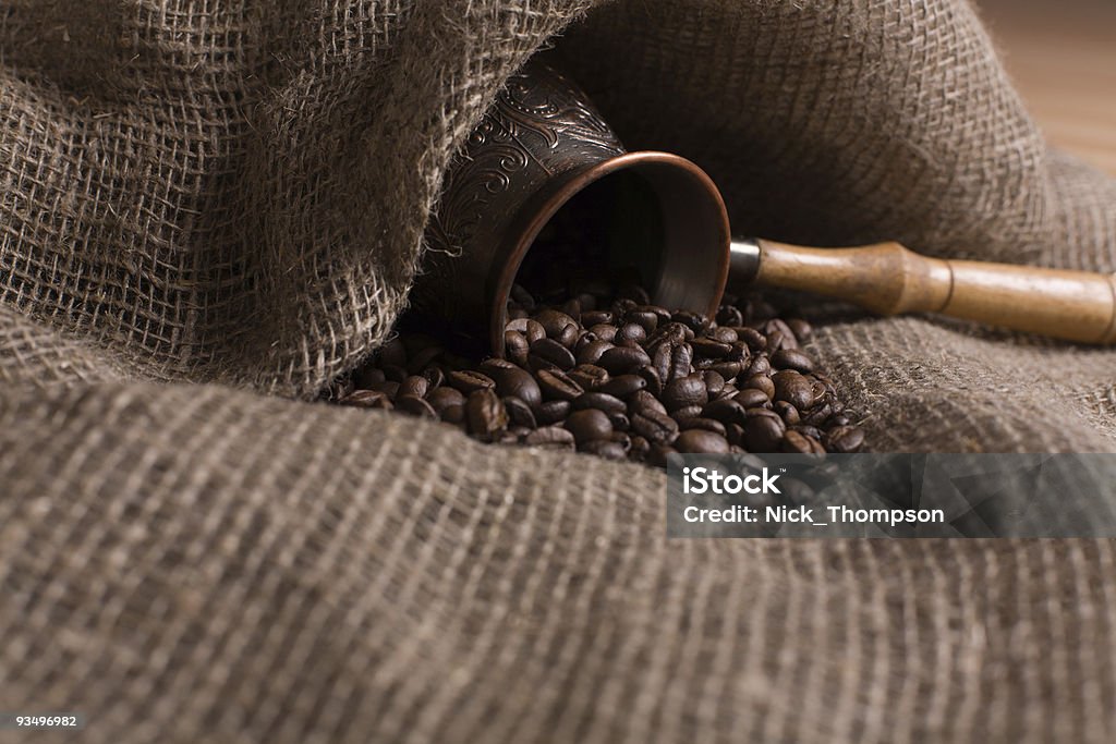 Cafetière turque avec Grains de café fraîchement torréfié sur sackcloth - Photo de Agriculture libre de droits