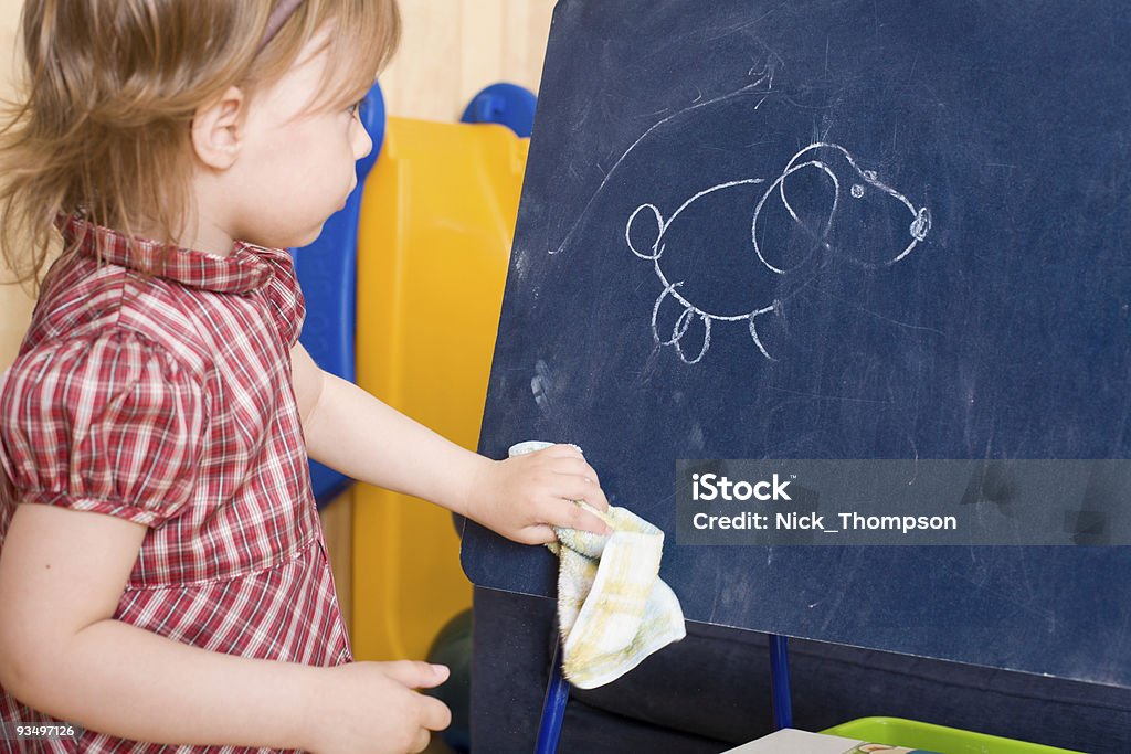 Kleines Mädchen mit einem Tuch Zeichnung auf Tafel tablet - Lizenzfrei Bildung Stock-Foto