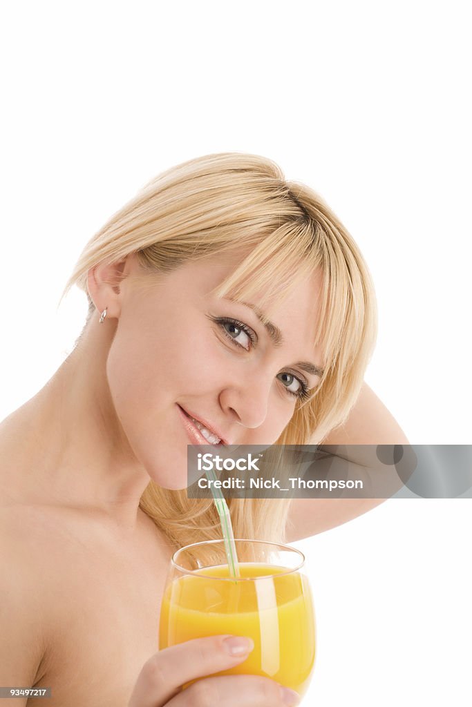 매력적인 여자아이 술마시기 신선한 오렌지 주스 - 로열티 프리 감귤류 과일 스톡 사진