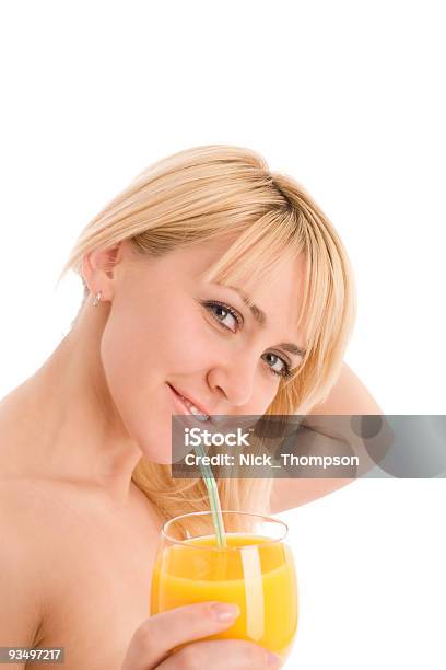 Привлекательные Девушки Пить Свежий Апельсиновый Сок — стоковые фотографии и другие картинки Апельсин