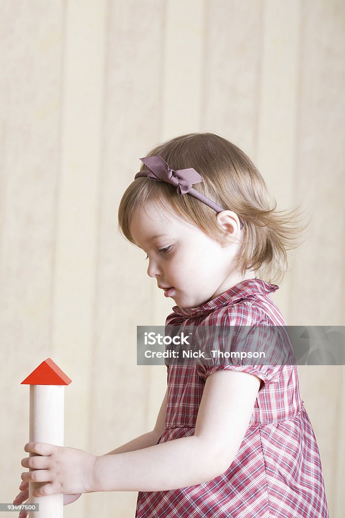 Porträt von einem kleinen Mädchen spielt mit bunten geometrischen Spielzeug - Lizenzfrei Aufregung Stock-Foto