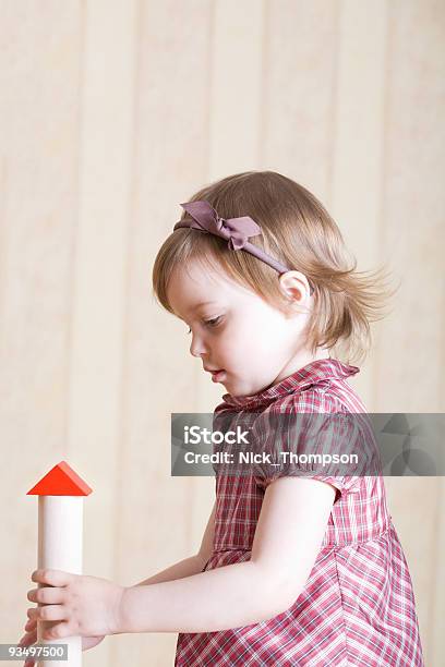 Porträt Von Einem Kleinen Mädchen Spielt Mit Bunten Geometrischen Spielzeug Stockfoto und mehr Bilder von Aufregung