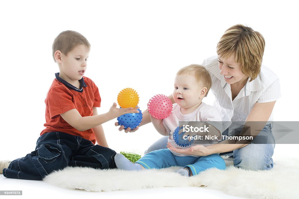 Mutter und Söhne Genießen Sie mit bunten Bälle - Lizenzfrei Sinneswahrnehmung Stock-Foto