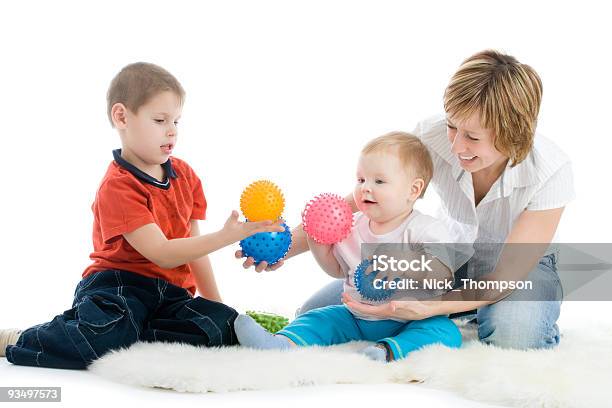 Mutter Und Söhne Genießen Sie Mit Bunten Bälle Stockfoto und mehr Bilder von Sinneswahrnehmung - Sinneswahrnehmung, Verbindung, Spielen