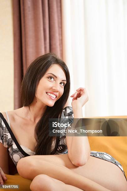 매력적인 웃는 색시한 소녀 소파 가구에 대한 스톡 사진 및 기타 이미지 - 가구, 가정의 방, 갈색 머리
