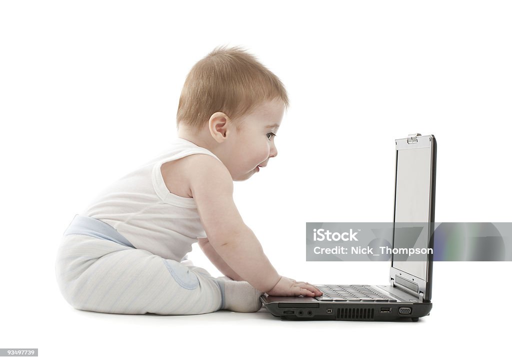 Удивлен ребенок мальчик express, работающих на ноутбук - Стоковые фото Белый роялти-фри