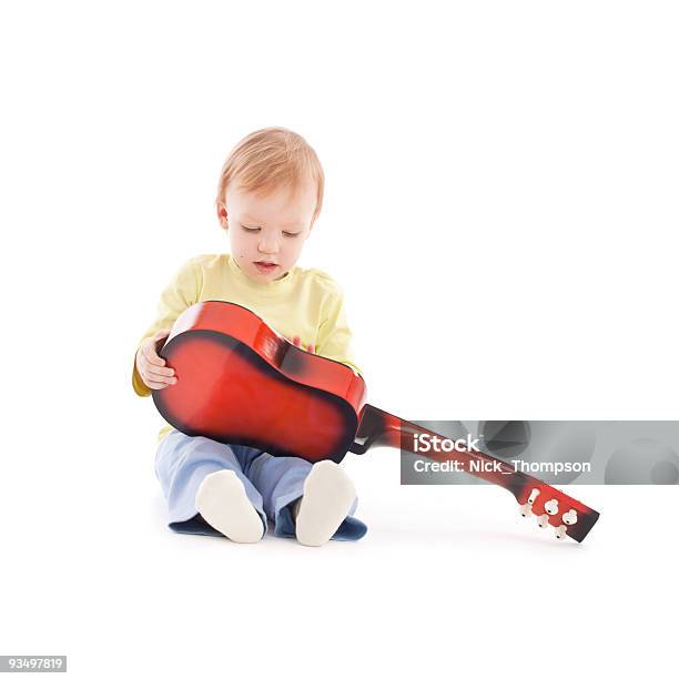 Portret Mały Chłopiec Z Gitara Akustyczna - zdjęcia stockowe i więcej obrazów Artysta - Artysta, Biały, Blond włosy