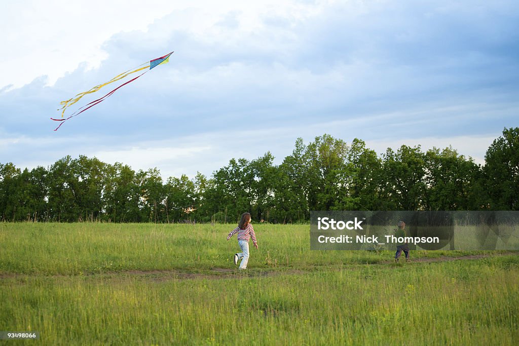 Dos niñas fly a kite - Foto de stock de Actividad libre de derechos