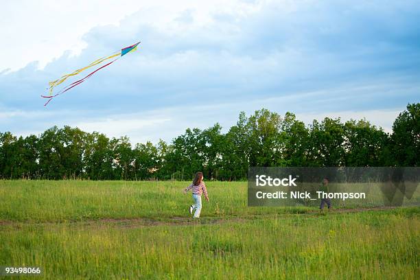 Dos Niñas Fly A Kite Foto de stock y más banco de imágenes de Actividad - Actividad, Agarrar, Aire libre
