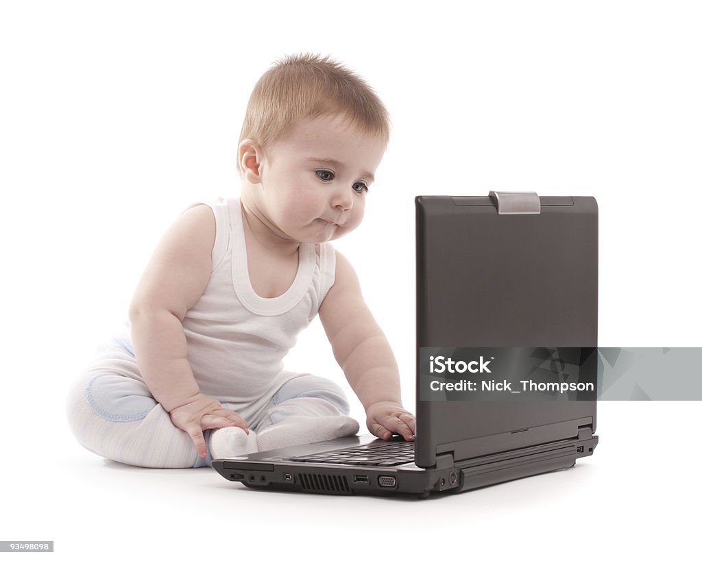Małe dziecko chłopiec gra z laptopa - Zbiór zdjęć royalty-free (Biały)