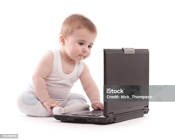 Foto de Pequeno Bebê Menino Se Divertir Com Laptop e mais fotos de stock de Alegria - Alegria, Aprender, Aprendizagem online