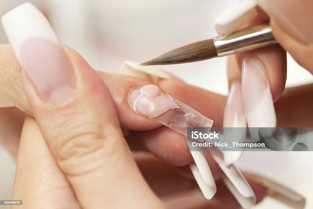 Fase de manicure: Unhas de modelagem com estireno - Royalty-free Adulto Foto de stock