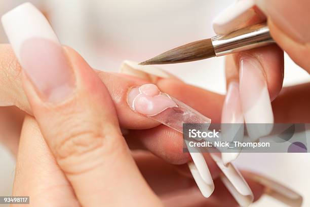 Fase De Manicure Unhas De Modelagem Com Estireno - Fotografias de stock e mais imagens de Adulto - Adulto, Aplicar, Assistência