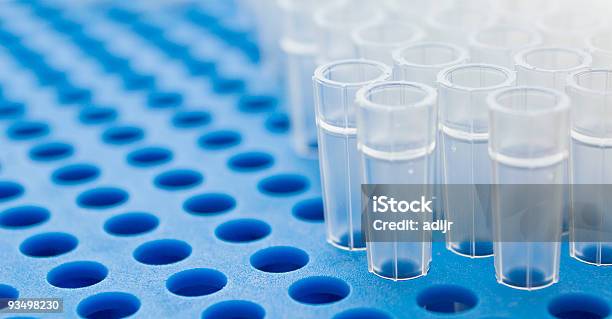 Verter Con Una Pipeta Consejos Sobre Azul Foto de stock y más banco de imágenes de ADN - ADN, ARN, Amarillo - Color