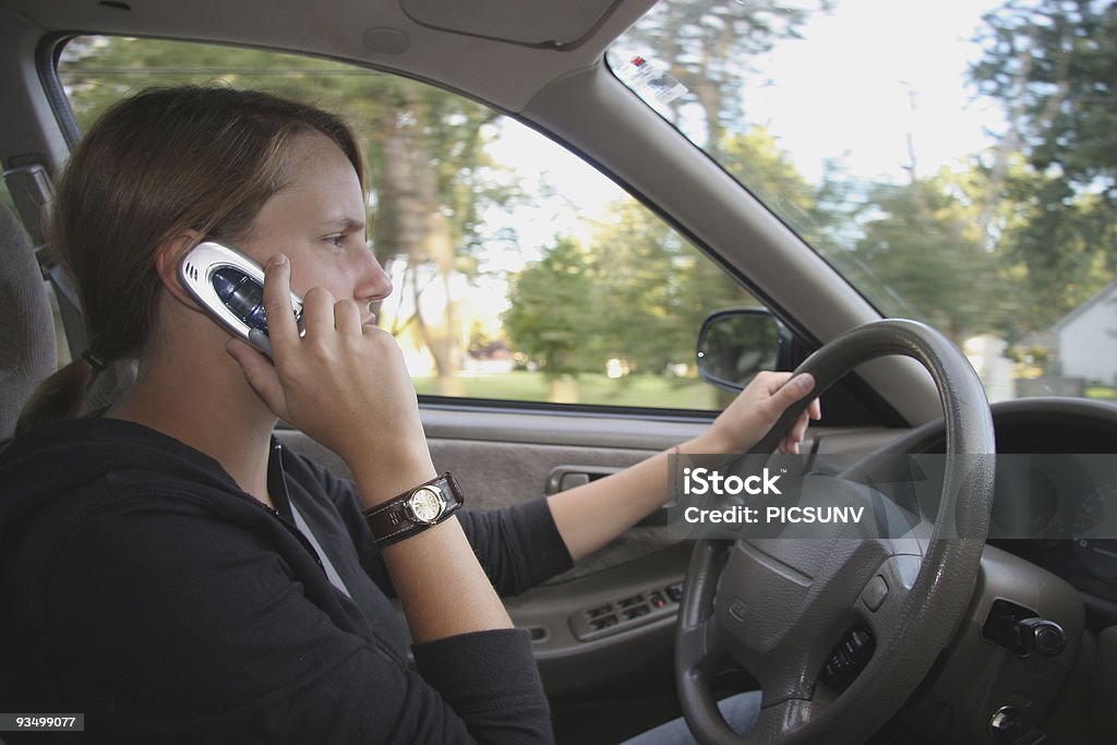 Driver di adolescenti si parla al cellulare - Foto stock royalty-free di Adolescente