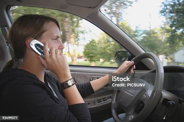Driver Di Adolescenti Si Parla Al Cellulare - Fotografie stock e altre immagini di Adolescente - Adolescente, Adolescenza, Automobile