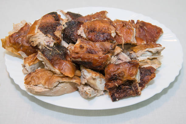 oasted ferkel auf a platte - spit roasted roasted roast pork domestic pig stock-fotos und bilder