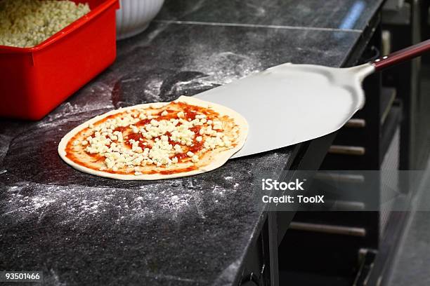 Pizza - Fotografie stock e altre immagini di Alimentazione sana - Alimentazione sana, Ambientazione interna, Camera