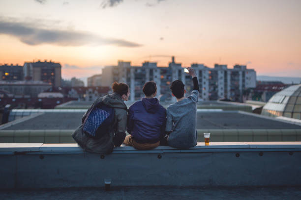 prenant un selfie ensemble - mobile phone group of people photographing teenager photos et images de collection