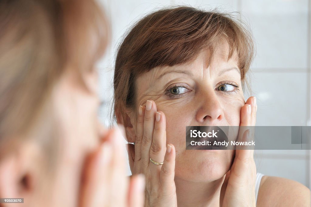 Fronte allo specchio - Foto stock royalty-free di Massaggio del viso