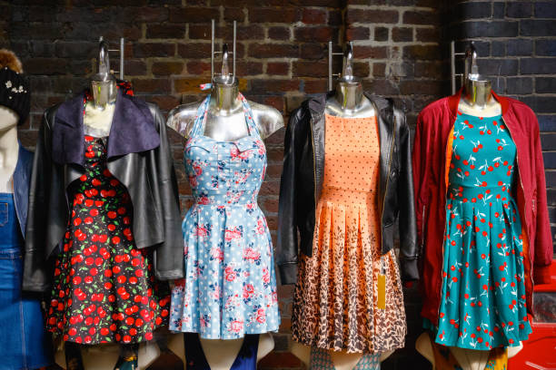 vestidos de verano de las mujeres en pantalla en el mercado de camden - vintage attire fotografías e imágenes de stock