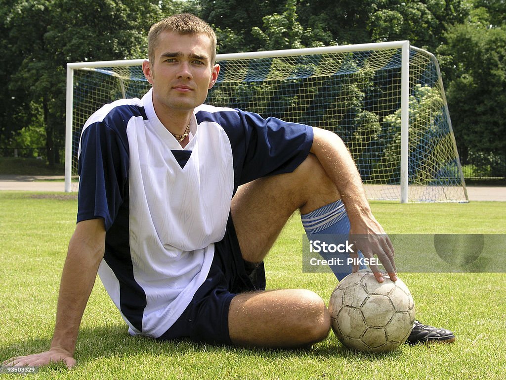 Jogador de futebol, sentado em um campo - Foto de stock de Adolescente royalty-free