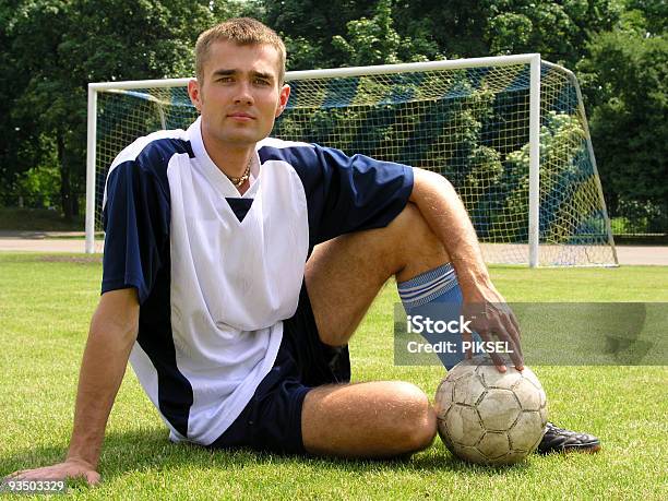 Foto de Jogador De Futebol Sentado Em Um Campo e mais fotos de stock de Adolescente - Adolescente, Adulto, Atividade