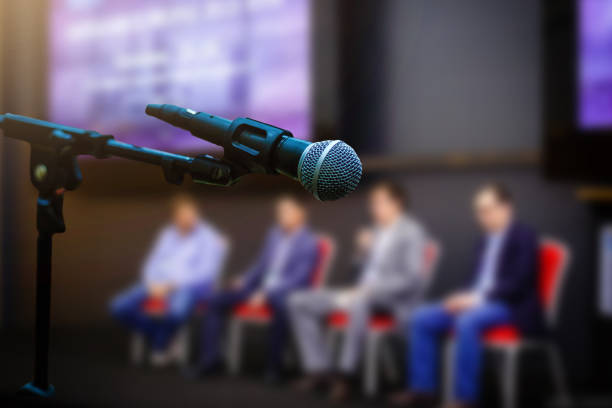 microfono davanti uomini d'affari sfocato in sala riunioni conferenze - ruled lines immagine foto e immagini stock