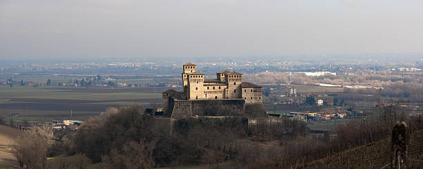 カステッロ・torrechiara - drumlin ストックフォトと画像