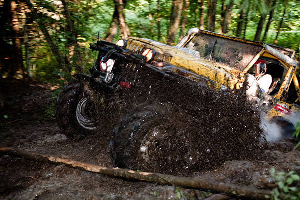 off-road-truck in-prozess wettbewerb - sports utility vehicle 4x4 car mud stock-fotos und bilder