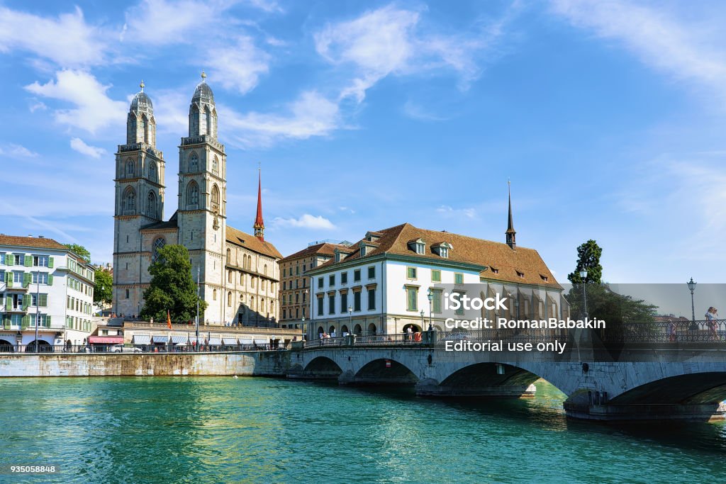 Iglesia De Grossmunster Limmat Río Quay Zurich Suiza Foto de stock y más banco de imágenes de Catedral Grossmünster - iStock Iglesia De Grossmunster Limmat Río Quay Zurich Suiza Foto de stock y más banco de imágenes de Catedral Grossmünster - iStock