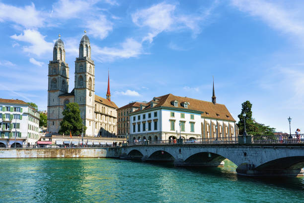 iglesia de grossmunster limmat río quay zurich suiza - grossmunster cathedral fotografías e imágenes de stock