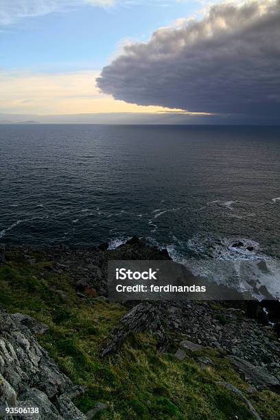 Occhio Di Tempesta Si Avvicina Costa Irlandese - Fotografie stock e altre immagini di Acqua - Acqua, Ambientazione esterna, Blu