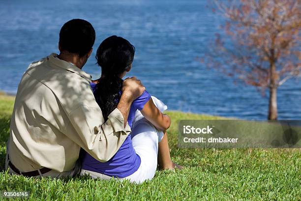 Rückansicht Der Afrikanische Amerikanische Paar Sitzt Am See Stockfoto und mehr Bilder von Afrikanischer Abstammung