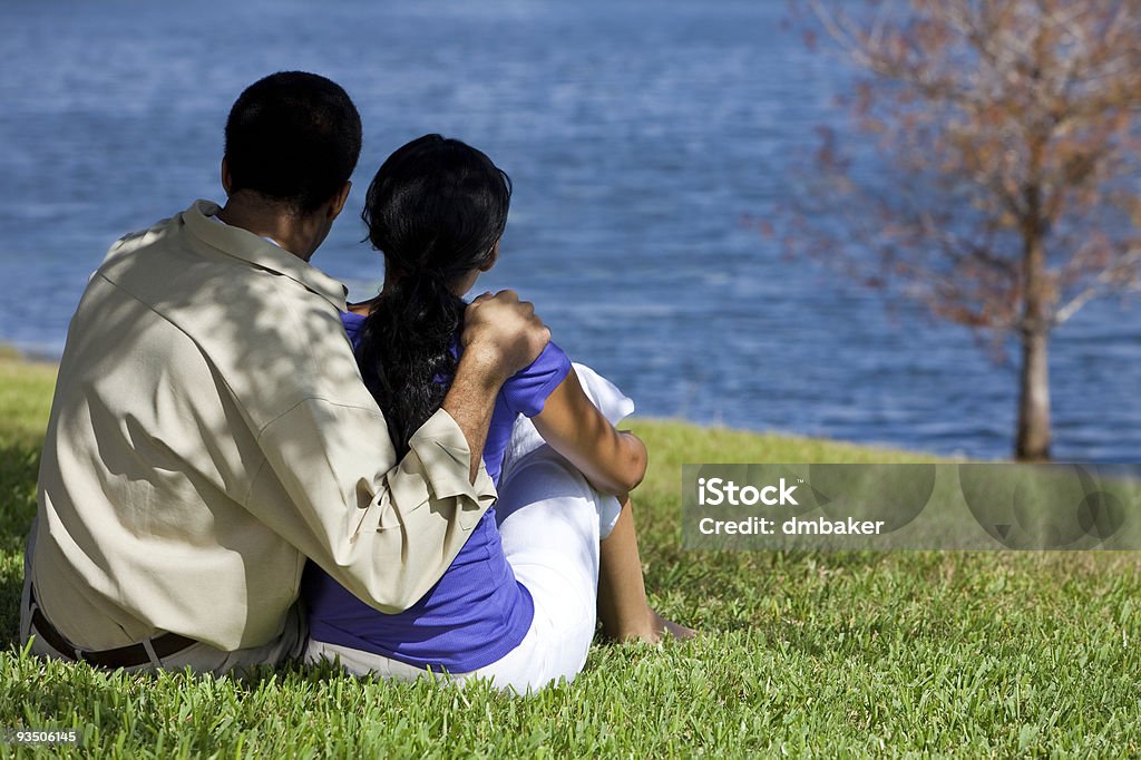 Vista posterior de la pareja afroamericana de estar junto al lago - Foto de stock de 30-39 años libre de derechos