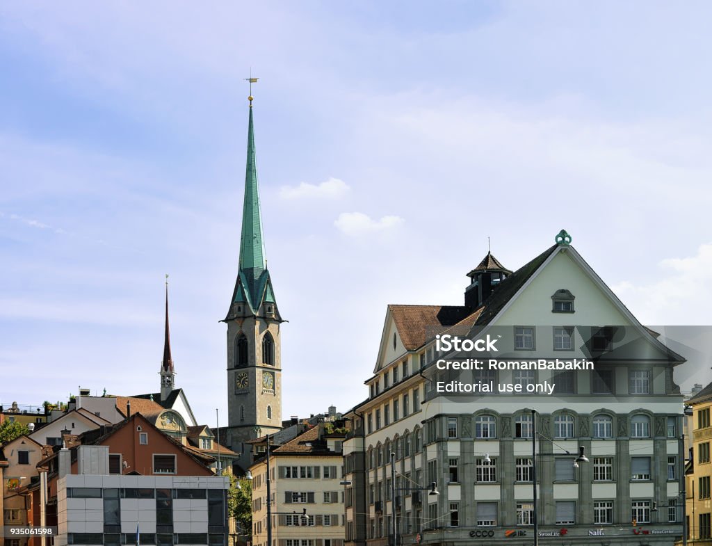 Torres De La Iglesia De Grossmunster Y Wasserkirche Zurich Suiza Foto de  stock y más banco de imágenes de Agua - iStock