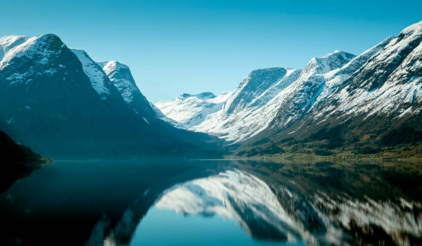 idyllische scnery norwegischer fjord - sogn og fjordane county stock-fotos und bilder