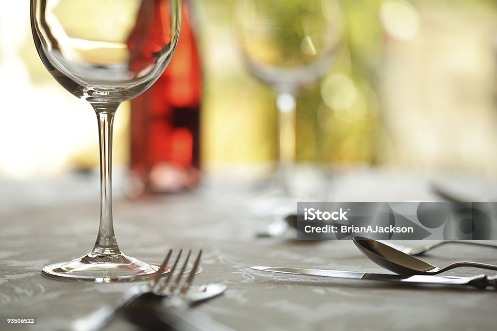 Restaurante lugar ambiente y vino de cristal - Foto de stock de Alimento libre de derechos